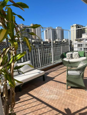 Cobertura Incrível, silenciosa e familiar com sala, cozinha americana, 3 quartos, área gourmet, terraço aberto com jacuzzi na Praia da Barra da Tijuca - Rio de Janeiro